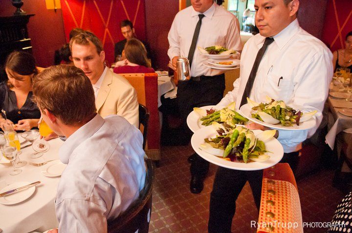 Peran Penting Waiters dalam Industri Perhotelan