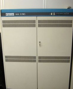 gambar : DEC VAX-11/780 superminicomputer