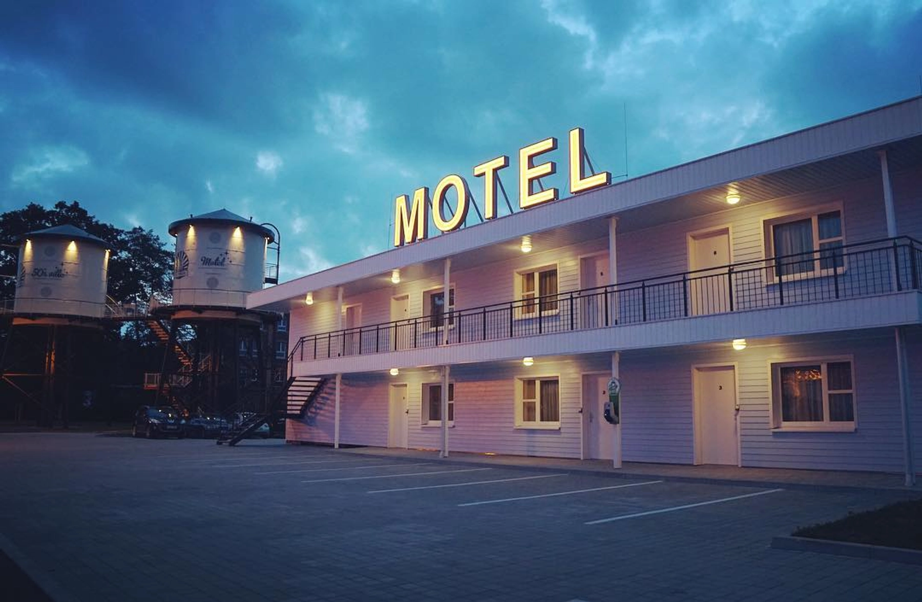 nearest hotel or motel        <h3 class=