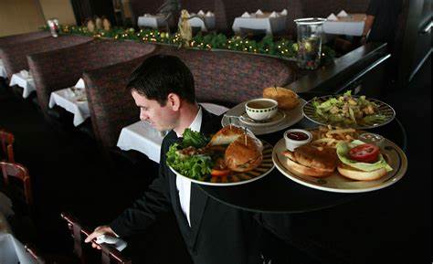 Peran Penting Waiters dalam Industri Perhotelan