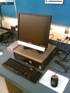 Contoh produk komputer dekstop dengan kotak yang diletakkan dibawah monitor adalah Dell OptiPlex