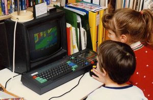 gambar : anak-anak bermain game di Amstrad CPC 464 tahun 1988