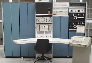 Contoh jenis komputer mini (mni computer) adalah PDP-7 (Programmable Data Processor)