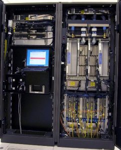 Contoh komputer jenis mainframe adalah IBM System z9 mainframe.